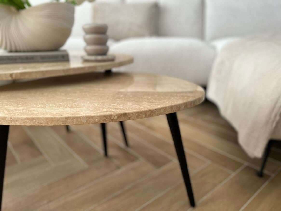 Beige marmeren salontafel van Robuust Interieur, handgemaakt en luxe afgewerkt.