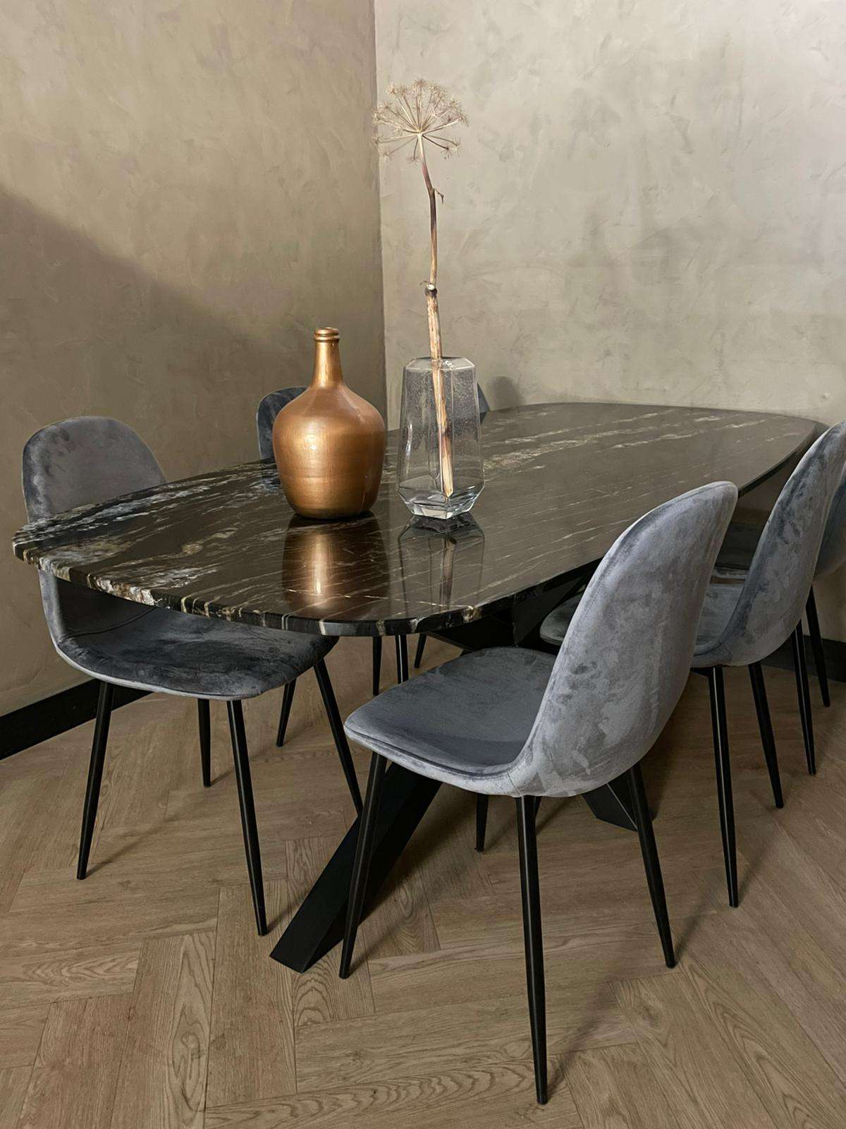 Zwarte marmeren eettafel met rechthoekig blad en stompe hoeken, handgemaakt design van Robuust Interieur